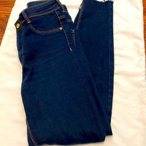 Womens Zara basic denim jeans size 6. Frayed narrow bottoms. Dark denim.